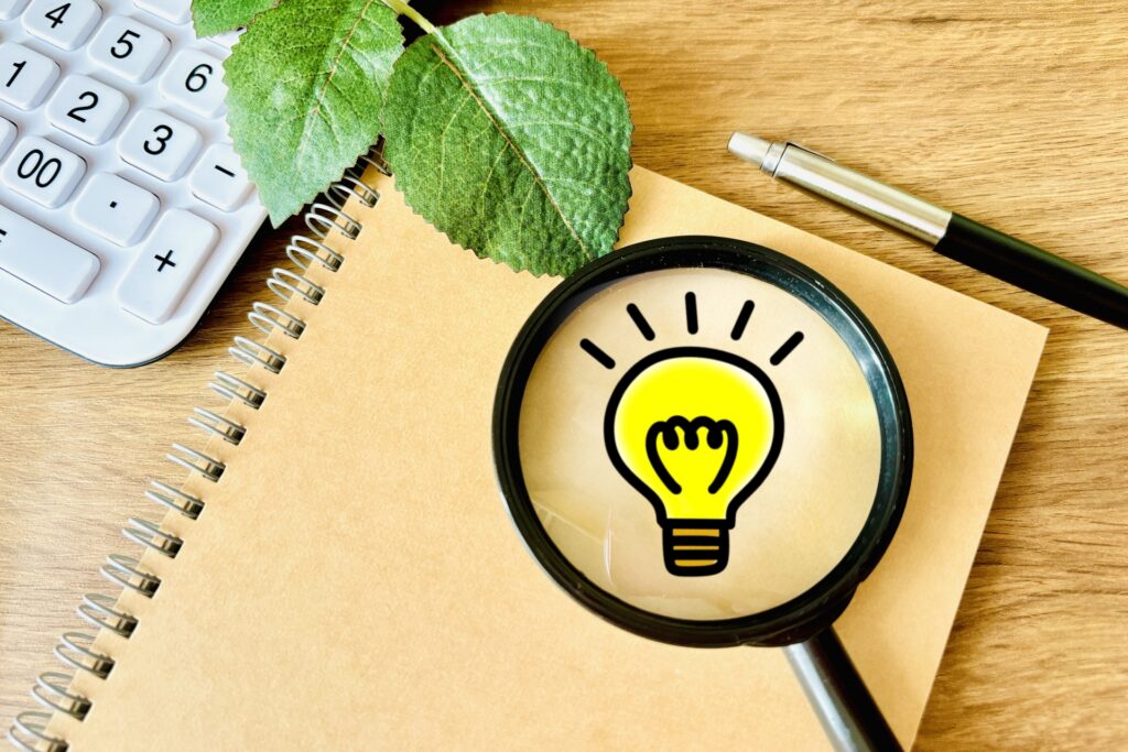 電球で思いつきをイメージしている画像