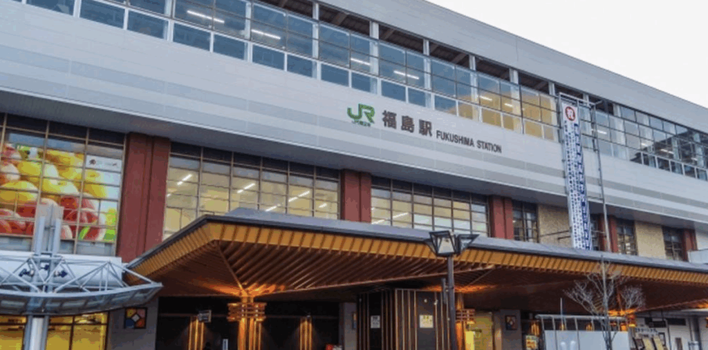 JR福島駅の駅舎外観、モダンな屋根とガラス張りの建物が特徴的な風景