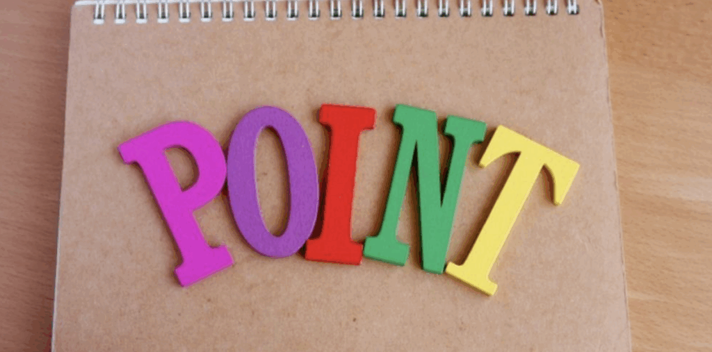カラフルな「POINT」の文字がノートの上に置かれたイメージ写真