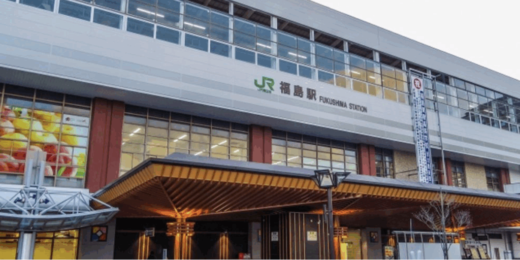 JR福島駅の駅舎外観—正面入口とJRロゴが映る夕方の風景